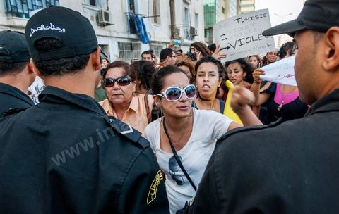 29 septembre 2012 : à l'appel de la société civile, rassemblement à Tunis pour le soutien à la jeune fille violée par les policiers. La jeune fille et son fiancé ont  été entendus à la fois en tant que victime pour le viol et racket de la part des trois policiers arrétés et en tant qu'accusés concernant la plainte pour "obscénité ostentatoire ". Les fiancées de Tunis sont convoqués au tribunal pour les deux affaires le 2 octobre.