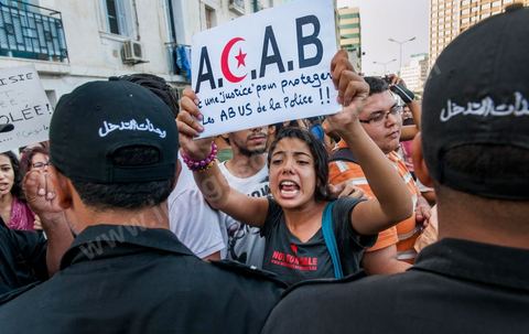 29 septembre 2012 : à l'appel de la société civile, rassemblement à Tunis pour le soutien à la jeune fille violée par les policiers. La jeune fille et son fiancé ont  été entendus à la fois en tant que victime pour le viol et racket de la part des trois policiers arrétés et en tant qu'accusés concernant la plainte pour "obscénité ostentatoire ". Les fiancées de Tunis sont convoqués au tribunal pour les deux affaires le 2 octobre.
