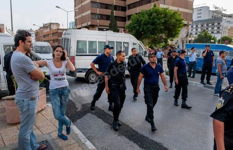 29 septembre 2012 : à l'appel de la société civile, rassemblement à Tunis pour le soutien à la jeune fille violée par les policiers. La jeune fille et son fiancé ont  été entendus à la fois en tant que victime pour le viol et racket de la part des trois policiers arrétés et en tant qu'accusés concernant la plainte pour "obscénité ostentatoire ". Les fiancées de Tunis sont convoqués au tribunal pour les deux affaires le 2 octobre.