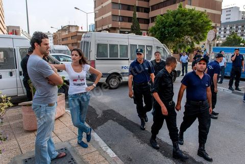 29 septembre 2012 : à l'appel de la société civile, rassemblement à Tunis pour le soutien à la jeune fille violée par les policiers. La jeune fille et son fiancé ont  été entendus à la fois en tant que victime pour le viol et racket de la part des trois policiers arrétés et en tant qu'accusés concernant la plainte pour "obscénité ostentatoire ". Les fiancées de Tunis sont convoqués au tribunal pour les deux affaires le 2 octobre.