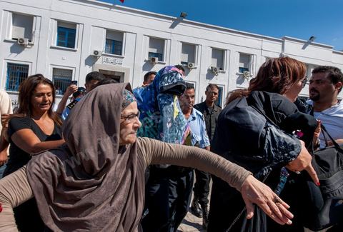 2 octobre 2012 : Sortie des jeunes fiancés de Tunis, la femme violée sous un voile noir et dans les brasp de son avocate et le fiancé sous une serviette pour préserver l'anonymat de ce jeune couple victime de la police après leur passage chez le juge ce matin. La femme violée par des policiers et son fiancé ont été interrogée ce matin par un juge d'instruction de Tunis qui doit décider de l'inculper ou non d'"atteinte à la pudeur". A l'issue d'un interrogatoire de plus de deux heures mené par Mohamed Ben Meftah, les avocats de la victime se sont dits "optimistes" quant à l'abandon des poursuites contre leur cliente et son fiancé pour ce délit passible de six mois de prison. Le juge d'instruction doit décider dans les heures ou les jours à venir de "classer l'affaire ou la transférer devant le tribunal compétent".