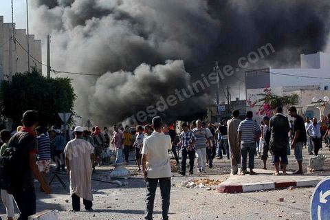 6 octobre 2012 : Des affrontements entre les forces de l'ordre tunisiennes et des manifestants protestant contre la réouverture d'une décharge publique sur l'île de Djerba ont fait 49 blessés parmi les policiers aujourd'hui, a indiqué Khaled Tarrouche, porte-parole du ministère de l'Intérieur. La manifestation a été déclanchée par la décision  des autorités locales de réouvrir jusqu'en 2013 une décharge publique très polluante.