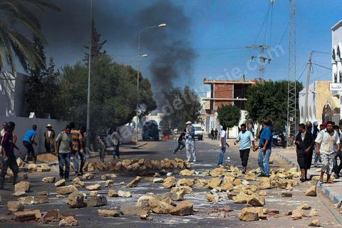 6 octobre 2012 : Des affrontements entre les forces de l'ordre tunisiennes et des manifestants protestant contre la réouverture d'une décharge publique sur l'île de Djerba ont fait 49 blessés parmi les policiers aujourd'hui, a indiqué Khaled Tarrouche, porte-parole du ministère de l'Intérieur. La manifestation a été déclanchée par la décision  des autorités locales de réouvrir jusqu'en 2013 une décharge publique très polluante.