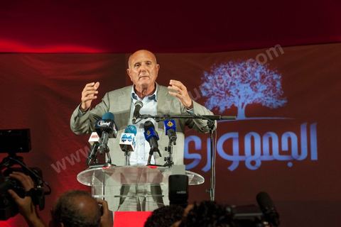 13 octobre 2012 : Avec son éloquence habituelle, Nejib  Chebbi inaugure la réunion et félicite les jeunes notamment ceux des willayas lointaines pour leur déplacement, pour leurs actions et leur engagement aux valeurs défendues par Al Jamhouri. Il les exhorte à se réunir dans les régions pour entrainer le plus grand nombre de jeunes à les rejoindre pour combattre la main mise d’Ennahdha sur l’appareil  administratif des wilayas. Le Palais des Congrès s’est avéré trop petit pour accueillir les hommes et les femmes venues écouter le projet politique du Parti Républicain Al Joumhoury associé à Al Massar. Les responsables du parti Al Joumhoury Nejib Chebbi, Maya Jribi, Yassine Brahim, Saïd Aïdi sollicités de toute part sont entourés de personnalités politiques proches tels Ahmed Brahim, Samir Tayeb  d’al Massar  et d’autres, de courants politiques divers tels Mohsen Marzouk représentant Nida Tounes et Jawher Ben Mbarek représentant Desstourna, Hamma Hammami secrétaire général du PCOT, Parti communiste des ouvriers de Tunisie, Mohamed Kilani, président du parti socialiste de Gauche. Des députés parmi lesquels Nadia Chaabane, Khemais Ksilla, Issam Chebbi et de nombreuses associations ont assisté à cette manifestation.