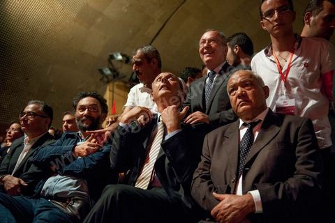 13 octobre 2012 : le Palais des Congrès s’est avéré trop petit pour accueillir les hommes et les femmes venues écouter le projet politique du Parti Républicain Al Joumhoury associé à Al Massar. Les responsables du parti Al Joumhoury Nejib Chebbi, Maya Jribi, Yassine Brahim, Saïd Aïdi sollicités de toute part sont entourés de personnalités politiques proches tels Ahmed Brahim, Samir Tayeb d’al Massar et d’autres, de courants politiques divers tels Mohsen Marzouk représentant Nida Tounes et Jawher Ben Mbarek représentant Desstourna, Hamma Hammami secrétaire général du PCOT, Parti communiste des ouvriers de Tunisie, Mohamed Kilani, président du parti socialiste de Gauche. Des députés parmi lesquels Nadia Chaabane, Khemais Ksilla, Issam Chebbi et de nombreuses associations ont assisté à cette manifestation.