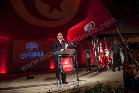 13 octobre 2012 : Pour Saïd Aïdi les valeurs commune de liberté, de démocratie, de justice sociale et de développement humain sont les valeurs communes aux partis qui avec le parti Al Joumhouri vont former une coalition la plus large possible pour les prochaines élections. Mais le peuple attend des solutions pour l’emploi, pour le développement régional et pour le développement humain. Le programme et les solutions qui seront mises en place doivent être clairs, qui en sera responsable et comment ce projet sera réalisé. le Palais des Congrès s’est avéré trop petit pour accueillir les hommes et les femmes venues écouter le projet politique du Parti Républicain Al Joumhoury associé à Al Massar. Les responsables du parti Al Joumhoury Nejib Chebbi, Maya Jribi, Yassine Brahim, Saïd Aïdi sollicités de toute part sont entourés de personnalités politiques proches tels Ahmed Brahim, Samir Tayeb  d’al Massar  et d’autres, de courants politiques divers tels Mohsen Marzouk représentant Nida Tounes et Jawher Ben Mbarek représentant Desstourna, Hamma Hammami secrétaire général du PCOT, Parti communiste des ouvriers de Tunisie, Mohamed Kilani, président du parti socialiste de Gauche. Des députés parmi lesquels Nadia Chaabane, Khemais Ksilla, Issam Chebbi et de nombreuses associations ont assisté à cette manifestation.
