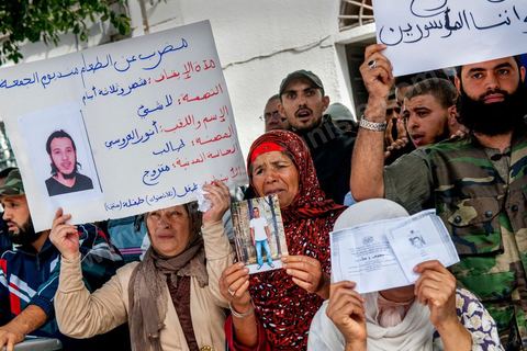 16 octobre 2012 : Rassemblement d'une petite centaine de salafistes devant le tribunal de Tunis en soutien aux salafistes arrétés et emprisonnés suite à l'attaque de l'Ambassade américaine à Tunis le 14 septembre dernier. "On veut la libération des prisonniers", "Dieu est grand", "Non à la loi antiterroriste", ont notamment scandé les manifestants composés de militants islamistes intégristes et de proches des accusés. "Nous voulons la justice, nous voulons que nos hommes soient libérés. Les avocats des accusés ont fait état de 87 manifestants arrêtés après l'attaque de l'ambassade et de l'école américaine