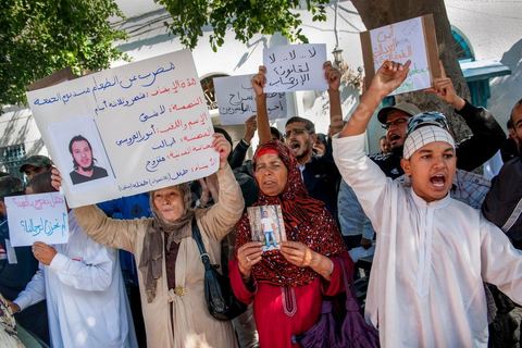 16 octobre 2012 : Rassemblement d'une petite centaine de salafistes devant le tribunal de Tunis en soutien aux salafistes arrétés et emprisonnés suite à l'attaque de l'Ambassade américaine à Tunis le 14 septembre dernier. "On veut la libération des prisonniers", "Dieu est grand", "Non à la loi antiterroriste", ont notamment scandé les manifestants composés de militants islamistes intégristes et de proches des accusés. "Nous voulons la justice, nous voulons que nos hommes soient libérés. Les avocats des accusés ont fait état de 87 manifestants arrêtés après l'attaque de l'ambassade et de l'école américaine