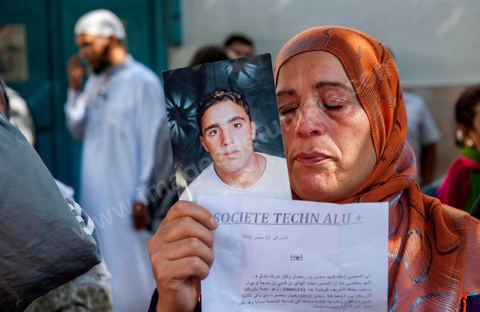 16 octobre 2012 : Rassemblement d'une petite centaine de salafistes devant le tribunal de Tunis en soutien aux salafistes arrétés et emprisonnés suite à l'attaque de l'Ambassade américaine à Tunis le 14 septembre dernier. "On veut la libération des prisonniers", "Dieu est grand", "Non à la loi antiterroriste", ont notamment scandé les manifestants composés de militants islamistes intégristes et de proches des accusés. "Nous voulons la justice, nous voulons que nos hommes soient libérés. Les avocats des accusés ont fait état de 87 manifestants arrêtés après l'attaque de l'ambassade et de l'école américaine