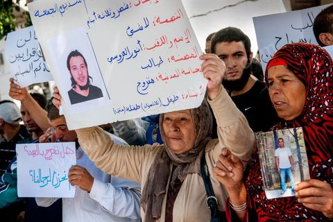 16 octobre 2012 : Rassemblement d'une petite centaine de salafistes devant le tribunal de Tunis en soutien aux salafistes arrétés et emprisonnés suite à l'attaque de l'Ambassade américaine à Tunis le 14 septembre dernier. "On veut la libération des prisonniers", "Dieu est grand", "Non à la loi antiterroriste", ont notamment scandé les manifestants composés de militants islamistes intégristes et de proches des accusés. "Nous voulons la justice, nous voulons que nos hommes soient libérés. Les avocats des accusés ont fait état de 87 manifestants arrêtés après l'attaque de l'ambassade et de l'école américaine