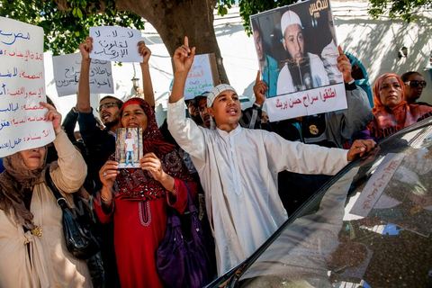 16 octobre 2012 : Rassemblement d'une petite centaine de salafistes devant le tribunal de Tunis en soutien aux salafistes arrétés et emprisonnés suite à l'attaque de l'Ambassade américaine à Tunis le 14 septembre dernier. "On veut la libération des prisonniers", "Dieu est grand", "Non à la loi antiterroriste", ont notamment scandé les manifestants composés de militants islamistes intégristes et de proches des accusés. "Nous voulons la justice, nous voulons que nos hommes soient libérés. Les avocats des accusés ont fait état de 87 manifestants arrêtés après l'attaque de l'ambassade et de l'école américaine