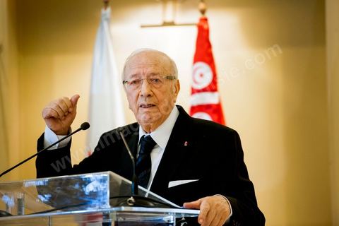 19 octobre 2012 : « Rien n’est plus grave que la mort, et l’assassinat. Ceci est le premier assassinat politique après la révolution, perpétré dans le cadre d’une campagne de violence organisée…les Trois partis de la Troika se sont réunis dans la ville de Tataouine auparavant, pour planifier ce meurtre, mais le parti Ettakatol s’est absenté lors de cette opération. Celle-ci a été préméditée par les comités de protection de la révolution, qui au départ, étaient composés d’individus honnêtes, devenus ensuite des groupes de criminels hors la loi, connus par tous, et surtout de la part du gouvernement », a dit Beji Caid Essebsi, lors d’une conférence de presse organisée par Nidaa Tounes suite à la mort de Lotfi Nakdh. 