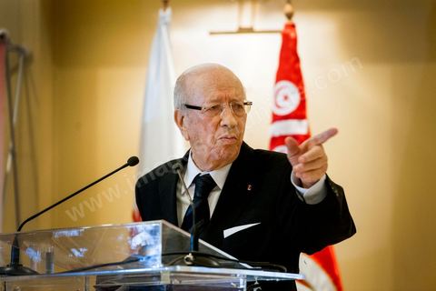 19 octobre 2012 : « Rien n’est plus grave que la mort, et l’assassinat. Ceci est le premier assassinat politique après la révolution, perpétré dans le cadre d’une campagne de violence organisée…les Trois partis de la Troika se sont réunis dans la ville de Tataouine auparavant, pour planifier ce meurtre, mais le parti Ettakatol s’est absenté lors de cette opération. Celle-ci a été préméditée par les comités de protection de la révolution, qui au départ, étaient composés d’individus honnêtes, devenus ensuite des groupes de criminels hors la loi, connus par tous, et surtout de la part du gouvernement », a dit Beji Caid Essebsi, lors d’une conférence de presse organisée par Nidaa Tounes suite à la mort de Lotfi Nakdh. 