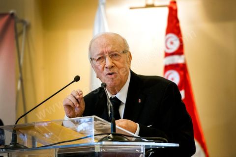 19 octobre 2012 : « Rien n’est plus grave que la mort, et l’assassinat. Ceci est le premier assassinat politique après la révolution, perpétré dans le cadre d’une campagne de violence organisée…les Trois partis de la Troika se sont réunis dans la ville de Tataouine auparavant, pour planifier ce meurtre, mais le parti Ettakatol s’est absenté lors de cette opération. Celle-ci a été préméditée par les comités de protection de la révolution, qui au départ, étaient composés d’individus honnêtes, devenus ensuite des groupes de criminels hors la loi, connus par tous, et surtout de la part du gouvernement », a dit Beji Caid Essebsi, lors d’une conférence de presse organisée par Nidaa Tounes suite à la mort de Lotfi Nakdh. 
