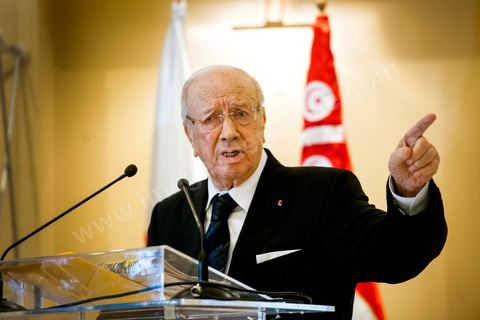 19 octobre 2012 : « Rien n’est plus grave que la mort, et l’assassinat. Ceci est le premier assassinat politique après la révolution, perpétré dans le cadre d’une campagne de violence organisée…les Trois partis de la Troika se sont réunis dans la ville de Tataouine auparavant, pour planifier ce meurtre, mais le parti Ettakatol s’est absenté lors de cette opération. Celle-ci a été préméditée par les comités de protection de la révolution, qui au départ, étaient composés d’individus honnêtes, devenus ensuite des groupes de criminels hors la loi, connus par tous, et surtout de la part du gouvernement », a dit Beji Caid Essebsi, lors d’une conférence de presse organisée par Nidaa Tounes suite à la mort de Lotfi Nakdh. 