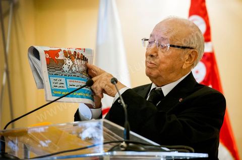 19 octobre 2012 : « Rien n’est plus grave que la mort, et l’assassinat. Ceci est le premier assassinat politique après la révolution, perpétré dans le cadre d’une campagne de violence organisée…les Trois partis de la Troika se sont réunis dans la ville de Tataouine auparavant, pour planifier ce meurtre, mais le parti Ettakatol s’est absenté lors de cette opération. Celle-ci a été préméditée par les comités de protection de la révolution, qui au départ, étaient composés d’individus honnêtes, devenus ensuite des groupes de criminels hors la loi, connus par tous, et surtout de la part du gouvernement », a dit Beji Caid Essebsi, lors d’une conférence de presse organisée par Nidaa Tounes suite à la mort de Lotfi Nakdh. 
