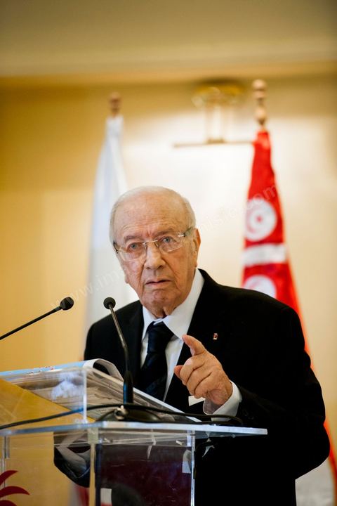 19 octobre 2012 : « Rien n’est plus grave que la mort, et l’assassinat. Ceci est le premier assassinat politique après la révolution, perpétré dans le cadre d’une campagne de violence organisée…les Trois partis de la Troika se sont réunis dans la ville de Tataouine auparavant, pour planifier ce meurtre, mais le parti Ettakatol s’est absenté lors de cette opération. Celle-ci a été préméditée par les comités de protection de la révolution, qui au départ, étaient composés d’individus honnêtes, devenus ensuite des groupes de criminels hors la loi, connus par tous, et surtout de la part du gouvernement », a dit Beji Caid Essebsi, lors d’une conférence de presse organisée par Nidaa Tounes suite à la mort de Lotfi Nakdh. 