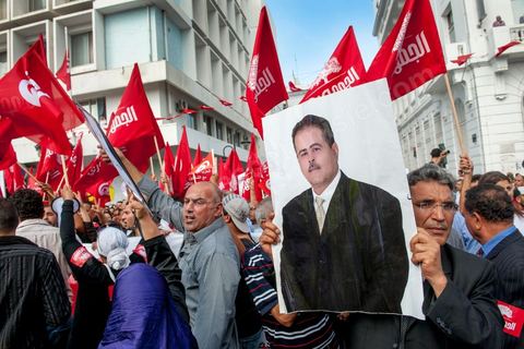 22 octobre 2012 : Plus de 3000 personnes se sont rassemblées lundi sans incident à l'avenue Habib Bourguiba de Tunis pour dénoncer les violences politiques et une dérive autoritaire du pouvoir dominé par les islamistes, quelques jours après la mort d'un opposant politique. A l'apel de la troika de l'oppostion Nidaa Tounes, Al Jomhouri et Al Massar, les slogans criés dénoncent l’extrémisme et la violence politique, synonymes de terrorisme et de dictature et appellent à la dissolution des comités de protection de la Révolution, responsables, selon eux, de l’assassinat de Lotfi Nagdh, coordinateur de Nida Tounes à Tataouine, le 18 octobre. D’ailleurs, un portrait du disparu est brandi par les manifestants.
