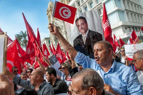 22 octobre 2012 : Plus de 3000 personnes se sont rassemblées lundi sans incident à l'avenue Habib Bourguiba de Tunis pour dénoncer les violences politiques et une dérive autoritaire du pouvoir dominé par les islamistes, quelques jours après la mort d'un opposant politique. A l'apel de la troika de l'oppostion Nidaa Tounes, Al Jomhouri et Al Massar, les slogans criés dénoncent l’extrémisme et la violence politique, synonymes de terrorisme et de dictature et appellent à la dissolution des comités de protection de la Révolution, responsables, selon eux, de l’assassinat de Lotfi Nagdh, coordinateur de Nida Tounes à Tataouine, le 18 octobre. D’ailleurs, un portrait du disparu est brandi par les manifestants.