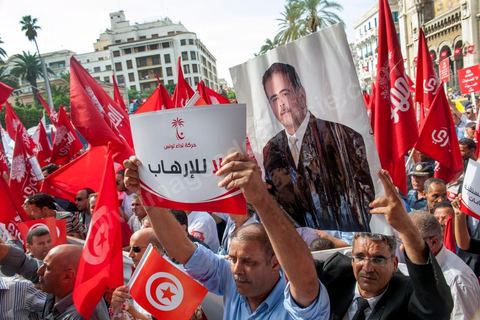 22 octobre 2012 : Plus de 3000 personnes se sont rassemblées lundi sans incident à l'avenue Habib Bourguiba de Tunis pour dénoncer les violences politiques et une dérive autoritaire du pouvoir dominé par les islamistes, quelques jours après la mort d'un opposant politique. A l'apel de la troika de l'oppostion Nidaa Tounes, Al Jomhouri et Al Massar, les slogans criés dénoncent l’extrémisme et la violence politique, synonymes de terrorisme et de dictature et appellent à la dissolution des comités de protection de la Révolution, responsables, selon eux, de l’assassinat de Lotfi Nagdh, coordinateur de Nida Tounes à Tataouine, le 18 octobre. D’ailleurs, un portrait du disparu est brandi par les manifestants.