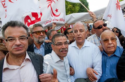 22 octobre 2012 : Plus de 3000 personnes se sont rassemblées lundi sans incident à l'avenue Habib Bourguiba de Tunis pour dénoncer les violences politiques et une dérive autoritaire du pouvoir dominé par les islamistes, quelques jours après la mort d'un opposant politique. A l'apel de la troika de l'oppostion Nidaa Tounes, Al Jomhouri et Al Massar, les slogans criés dénoncent l’extrémisme et la violence politique, synonymes de terrorisme et de dictature et appellent à la dissolution des comités de protection de la Révolution, responsables, selon eux, de l’assassinat de Lotfi Nagdh, coordinateur de Nida Tounes à Tataouine, le 18 octobre. D’ailleurs, un portrait du disparu est brandi par les manifestants.