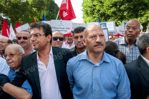22 octobre 2012 : Plus de 3000 personnes se sont rassemblées lundi sans incident à l'avenue Habib Bourguiba de Tunis pour dénoncer les violences politiques et une dérive autoritaire du pouvoir dominé par les islamistes, quelques jours après la mort d'un opposant politique. A l'apel de la troika de l'oppostion Nidaa Tounes, Al Jomhouri et Al Massar, les slogans criés dénoncent l’extrémisme et la violence politique, synonymes de terrorisme et de dictature et appellent à la dissolution des comités de protection de la Révolution, responsables, selon eux, de l’assassinat de Lotfi Nagdh, coordinateur de Nida Tounes à Tataouine, le 18 octobre. D’ailleurs, un portrait du disparu est brandi par les manifestants.
