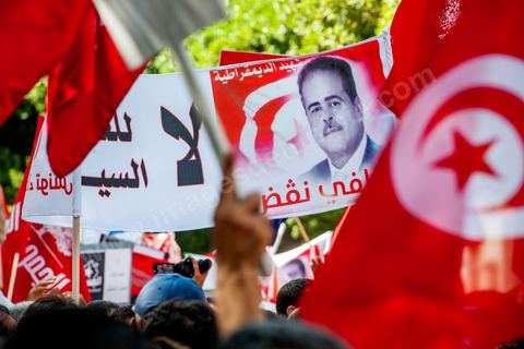 22 octobre 2012 : Plus de 3000 personnes se sont rassemblées lundi sans incident à l'avenue Habib Bourguiba de Tunis pour dénoncer les violences politiques et une dérive autoritaire du pouvoir dominé par les islamistes, quelques jours après la mort d'un opposant politique. A l'apel de la troika de l'oppostion Nidaa Tounes, Al Jomhouri et Al Massar, les slogans criés dénoncent l’extrémisme et la violence politique, synonymes de terrorisme et de dictature et appellent à la dissolution des comités de protection de la Révolution, responsables, selon eux, de l’assassinat de Lotfi Nagdh, coordinateur de Nida Tounes à Tataouine, le 18 octobre. D’ailleurs, un portrait du disparu est brandi par les manifestants.