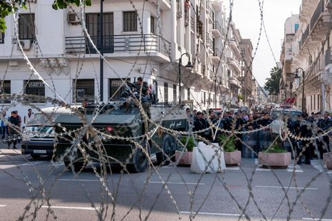 22 octobre 2012 : Dispositif de sécurité devant le ministère de l'Intérieur sur l'avenue. Plus de 3000 personnes se sont rassemblées lundi sans incident à l'avenue Habib Bourguiba de Tunis pour dénoncer les violences politiques et une dérive autoritaire du pouvoir dominé par les islamistes, quelques jours après la mort d'un opposant politique. A l'apel de la troika de l'oppostion Nidaa Tounes, Al Jomhouri et Al Massar, les slogans criés dénoncent l’extrémisme et la violence politique, synonymes de terrorisme et de dictature et appellent à la dissolution des comités de protection de la Révolution, responsables, selon eux, de l’assassinat de Lotfi Nagdh, coordinateur de Nida Tounes à Tataouine, le 18 octobre. D’ailleurs, un portrait du disparu est brandi par les manifestants.