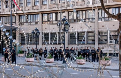 22 octobre 2012 : Dispositif de sécurité devant le ministère de l'Intérieur sur l'avenue. Plus de 3000 personnes se sont rassemblées lundi sans incident à l'avenue Habib Bourguiba de Tunis pour dénoncer les violences politiques et une dérive autoritaire du pouvoir dominé par les islamistes, quelques jours après la mort d'un opposant politique. A l'apel de la troika de l'oppostion Nidaa Tounes, Al Jomhouri et Al Massar, les slogans criés dénoncent l’extrémisme et la violence politique, synonymes de terrorisme et de dictature et appellent à la dissolution des comités de protection de la Révolution, responsables, selon eux, de l’assassinat de Lotfi Nagdh, coordinateur de Nida Tounes à Tataouine, le 18 octobre. D’ailleurs, un portrait du disparu est brandi par les manifestants.