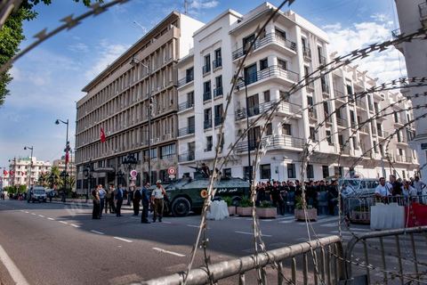 22 octobre 2012 : Dispositif de sécurité devant le ministère de l'Intérieur sur l'avenue. Plus de 3000 personnes se sont rassemblées lundi sans incident à l'avenue Habib Bourguiba de Tunis pour dénoncer les violences politiques et une dérive autoritaire du pouvoir dominé par les islamistes, quelques jours après la mort d'un opposant politique. A l'apel de la troika de l'oppostion Nidaa Tounes, Al Jomhouri et Al Massar, les slogans criés dénoncent l’extrémisme et la violence politique, synonymes de terrorisme et de dictature et appellent à la dissolution des comités de protection de la Révolution, responsables, selon eux, de l’assassinat de Lotfi Nagdh, coordinateur de Nida Tounes à Tataouine, le 18 octobre. D’ailleurs, un portrait du disparu est brandi par les manifestants.