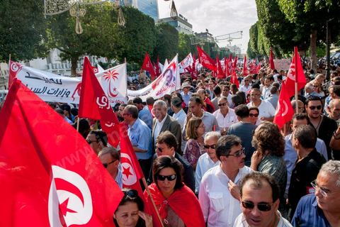 22 octobre 2012 : Plus de 3000 personnes se sont rassemblées lundi sans incident à l'avenue Habib Bourguiba de Tunis pour dénoncer les violences politiques et une dérive autoritaire du pouvoir dominé par les islamistes, quelques jours après la mort d'un opposant politique. A l'apel de la troika de l'oppostion Nidaa Tounes, Al Jomhouri et Al Massar, les slogans criés dénoncent l’extrémisme et la violence politique, synonymes de terrorisme et de dictature et appellent à la dissolution des comités de protection de la Révolution, responsables, selon eux, de l’assassinat de Lotfi Nagdh, coordinateur de Nida Tounes à Tataouine, le 18 octobre. D’ailleurs, un portrait du disparu est brandi par les manifestants.
