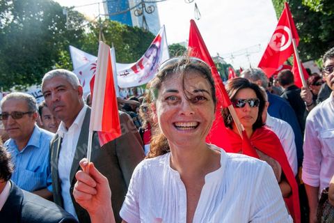 22 octobre 2012 : Plus de 3000 personnes se sont rassemblées lundi sans incident à l'avenue Habib Bourguiba de Tunis pour dénoncer les violences politiques et une dérive autoritaire du pouvoir dominé par les islamistes, quelques jours après la mort d'un opposant politique. A l'apel de la troika de l'oppostion Nidaa Tounes, Al Jomhouri et Al Massar, les slogans criés dénoncent l’extrémisme et la violence politique, synonymes de terrorisme et de dictature et appellent à la dissolution des comités de protection de la Révolution, responsables, selon eux, de l’assassinat de Lotfi Nagdh, coordinateur de Nida Tounes à Tataouine, le 18 octobre. D’ailleurs, un portrait du disparu est brandi par les manifestants.