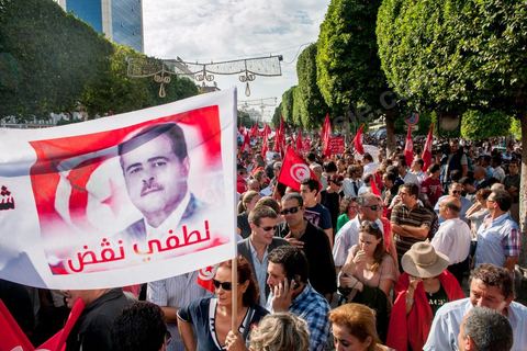 22 octobre 2012 : Plus de 3000 personnes se sont rassemblées lundi sans incident à l'avenue Habib Bourguiba de Tunis pour dénoncer les violences politiques et une dérive autoritaire du pouvoir dominé par les islamistes, quelques jours après la mort d'un opposant politique. A l'apel de la troika de l'oppostion Nidaa Tounes, Al Jomhouri et Al Massar, les slogans criés dénoncent l’extrémisme et la violence politique, synonymes de terrorisme et de dictature et appellent à la dissolution des comités de protection de la Révolution, responsables, selon eux, de l’assassinat de Lotfi Nagdh, coordinateur de Nida Tounes à Tataouine, le 18 octobre. D’ailleurs, un portrait du disparu est brandi par les manifestants.