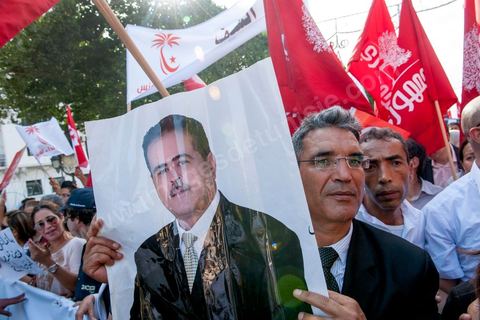 22 octobre 2012 : Plus de 3000 personnes se sont rassemblées lundi sans incident à l'avenue Habib Bourguiba de Tunis pour dénoncer les violences politiques et une dérive autoritaire du pouvoir dominé par les islamistes, quelques jours après la mort d'un opposant politique. A l'apel de la troika de l'oppostion Nidaa Tounes, Al Jomhouri et Al Massar, les slogans criés dénoncent l’extrémisme et la violence politique, synonymes de terrorisme et de dictature et appellent à la dissolution des comités de protection de la Révolution, responsables, selon eux, de l’assassinat de Lotfi Nagdh, coordinateur de Nida Tounes à Tataouine, le 18 octobre. D’ailleurs, un portrait du disparu est brandi par les manifestants.