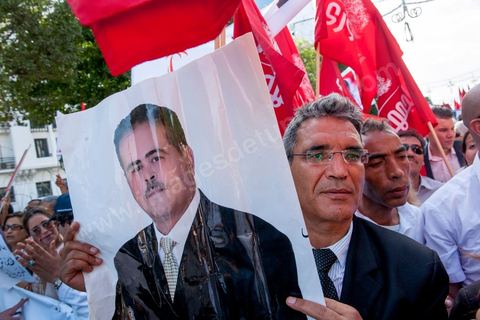 22 octobre 2012 : Plus de 3000 personnes se sont rassemblées lundi sans incident à l'avenue Habib Bourguiba de Tunis pour dénoncer les violences politiques et une dérive autoritaire du pouvoir dominé par les islamistes, quelques jours après la mort d'un opposant politique. A l'apel de la troika de l'oppostion Nidaa Tounes, Al Jomhouri et Al Massar, les slogans criés dénoncent l’extrémisme et la violence politique, synonymes de terrorisme et de dictature et appellent à la dissolution des comités de protection de la Révolution, responsables, selon eux, de l’assassinat de Lotfi Nagdh, coordinateur de Nida Tounes à Tataouine, le 18 octobre. D’ailleurs, un portrait du disparu est brandi par les manifestants.