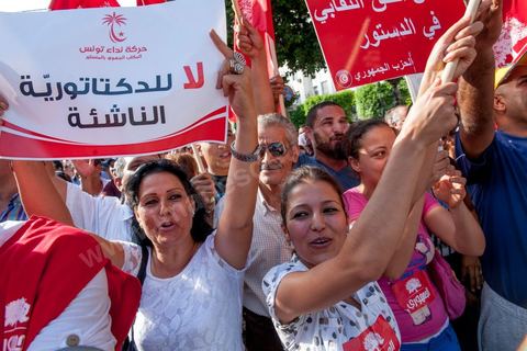 22 octobre 2012 : Plus de 3000 personnes se sont rassemblées lundi sans incident à l'avenue Habib Bourguiba de Tunis pour dénoncer les violences politiques et une dérive autoritaire du pouvoir dominé par les islamistes, quelques jours après la mort d'un opposant politique. A l'apel de la troika de l'oppostion Nidaa Tounes, Al Jomhouri et Al Massar, les slogans criés dénoncent l’extrémisme et la violence politique, synonymes de terrorisme et de dictature et appellent à la dissolution des comités de protection de la Révolution, responsables, selon eux, de l’assassinat de Lotfi Nagdh, coordinateur de Nida Tounes à Tataouine, le 18 octobre. D’ailleurs, un portrait du disparu est brandi par les manifestants.