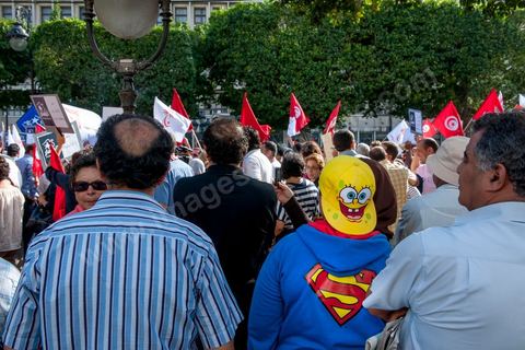 22 octobre 2012 : Plus de 3000 personnes se sont rassemblées lundi sans incident à l'avenue Habib Bourguiba de Tunis pour dénoncer les violences politiques et une dérive autoritaire du pouvoir dominé par les islamistes, quelques jours après la mort d'un opposant politique. A l'apel de la troika de l'oppostion Nidaa Tounes, Al Jomhouri et Al Massar, les slogans criés dénoncent l’extrémisme et la violence politique, synonymes de terrorisme et de dictature et appellent à la dissolution des comités de protection de la Révolution, responsables, selon eux, de l’assassinat de Lotfi Nagdh, coordinateur de Nida Tounes à Tataouine, le 18 octobre. D’ailleurs, un portrait du disparu est brandi par les manifestants.