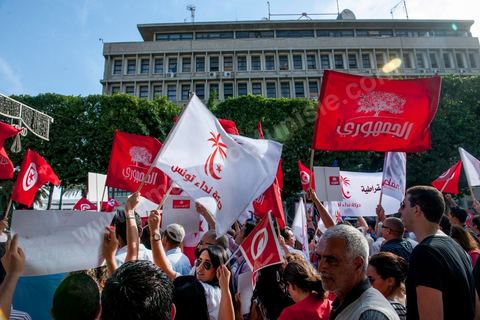22 octobre 2012 : manifestations contre la violence des militants de Al Jouhlouri et Nida Tounes ensemble. Plus de 3000 personnes se sont rassemblées lundi sans incident à l'avenue Habib Bourguiba de Tunis pour dénoncer les violences politiques et une dérive autoritaire du pouvoir dominé par les islamistes, quelques jours après la mort d'un opposant politique. A l'apel de la troika de l'oppostion Nidaa Tounes, Al Jomhouri et Al Massar, les slogans criés dénoncent l’extrémisme et la violence politique, synonymes de terrorisme et de dictature et appellent à la dissolution des comités de protection de la Révolution, responsables, selon eux, de l’assassinat de Lotfi Nagdh, coordinateur de Nida Tounes à Tataouine, le 18 octobre. D’ailleurs, un portrait du disparu est brandi par les manifestants.
