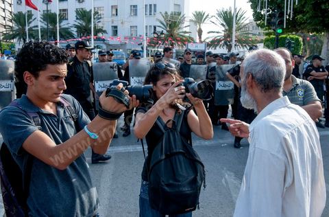 22 octobre 2012 : Plus de 3000 personnes se sont rassemblées lundi sans incident à l'avenue Habib Bourguiba de Tunis pour dénoncer les violences politiques et une dérive autoritaire du pouvoir dominé par les islamistes, quelques jours après la mort d'un opposant politique. A l'apel de la troika de l'oppostion Nidaa Tounes, Al Jomhouri et Al Massar, les slogans criés dénoncent l’extrémisme et la violence politique, synonymes de terrorisme et de dictature et appellent à la dissolution des comités de protection de la Révolution, responsables, selon eux, de l’assassinat de Lotfi Nagdh, coordinateur de Nida Tounes à Tataouine, le 18 octobre. D’ailleurs, un portrait du disparu est brandi par les manifestants.