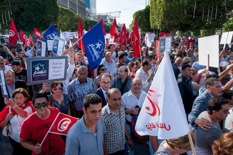 22 octobre 2012 : Plus de 3000 personnes se sont rassemblées lundi sans incident à l'avenue Habib Bourguiba de Tunis pour dénoncer les violences politiques et une dérive autoritaire du pouvoir dominé par les islamistes, quelques jours après la mort d'un opposant politique. A l'apel de la troika de l'oppostion Nidaa Tounes, Al Jomhouri et Al Massar, les slogans criés dénoncent l’extrémisme et la violence politique, synonymes de terrorisme et de dictature et appellent à la dissolution des comités de protection de la Révolution, responsables, selon eux, de l’assassinat de Lotfi Nagdh, coordinateur de Nida Tounes à Tataouine, le 18 octobre. D’ailleurs, un portrait du disparu est brandi par les manifestants.