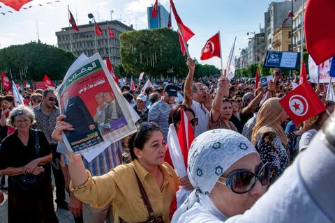 22 octobre 2012 : Plus de 3000 personnes se sont rassemblées lundi sans incident à l'avenue Habib Bourguiba de Tunis pour dénoncer les violences politiques et une dérive autoritaire du pouvoir dominé par les islamistes, quelques jours après la mort d'un opposant politique. A l'apel de la troika de l'oppostion Nidaa Tounes, Al Jomhouri et Al Massar, les slogans criés dénoncent l’extrémisme et la violence politique, synonymes de terrorisme et de dictature et appellent à la dissolution des comités de protection de la Révolution, responsables, selon eux, de l’assassinat de Lotfi Nagdh, coordinateur de Nida Tounes à Tataouine, le 18 octobre. D’ailleurs, un portrait du disparu est brandi par les manifestants.