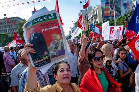 22 octobre 2012 : Plus de 3000 personnes se sont rassemblées lundi sans incident à l'avenue Habib Bourguiba de Tunis pour dénoncer les violences politiques et une dérive autoritaire du pouvoir dominé par les islamistes, quelques jours après la mort d'un opposant politique. A l'apel de la troika de l'oppostion Nidaa Tounes, Al Jomhouri et Al Massar, les slogans criés dénoncent l’extrémisme et la violence politique, synonymes de terrorisme et de dictature et appellent à la dissolution des comités de protection de la Révolution, responsables, selon eux, de l’assassinat de Lotfi Nagdh, coordinateur de Nida Tounes à Tataouine, le 18 octobre. D’ailleurs, un portrait du disparu est brandi par les manifestants.