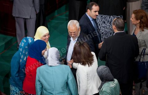23 octobre 2012 : Rached Ghannouchi, présidentd e Ennahdha dans l'hémicycle entourée de députées de son parti à la séance plénière solennelle de l’Assemblée Nationale Constituante pour le premier anniversaire des élections du 23 octobre 2011 en présence des trois présidents Moncef Marzouki, Président de la République, Hammadi Jebali, Président du Gouvernement et Mustapha Ben Jaafar, Président de l'Assemblée.