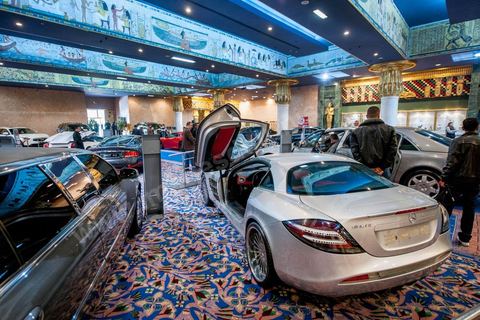 23 décembre 2012 : ouverture au public de la foire exposition des biens de la famille de l'ancien président Ben Ali mis en vente et aux enchères dans le casino au style égyptien de Gammarth, banlieue nord de Tunis. Voitures de luxes, Maybach, Mac Laren, Ferrari, Rolls Royce, Aston Martin, Lamborghini, Bijoux, Tableaux, tapis,  vétements, ...