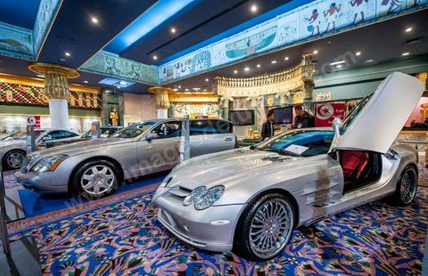 23 décembre 2012 : ouverture au public de la foire exposition des biens de la famille de l'ancien président Ben Ali mis en vente et aux enchères dans le casino au style égyptien de Gammarth, banlieue nord de Tunis. Voitures de luxes, Maybach, Mac Laren, Ferrari, Rolls Royce, Aston Martin, Lamborghini, Bijoux, Tableaux, tapis,  vétements, ...