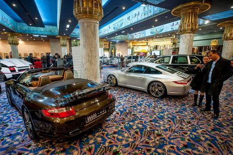 23 décembre 2012 : ouverture au public de la foire exposition des biens de la famille de l'ancien président Ben Ali mis en vente et aux enchères dans le casino au style égyptien de Gammarth, banlieue nord de Tunis. Voitures de luxes, Maybach, Mac Laren, Ferrari, Rolls Royce, Aston Martin, Lamborghini, Bijoux, Tableaux, tapis,  vétements, ...