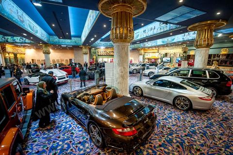 23 décembre 2012 : ouverture au public de la foire exposition des biens de la famille de l'ancien président Ben Ali mis en vente et aux enchères dans le casino au style égyptien de Gammarth, banlieue nord de Tunis. Voitures de luxes, Maybach, Mac Laren, Ferrari, Rolls Royce, Aston Martin, Lamborghini, Bijoux, Tableaux, tapis,  vétements, ...