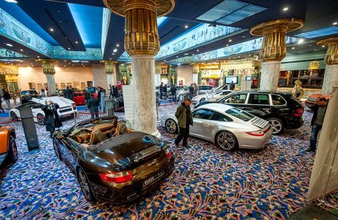 23 décembre 2012 : ouverture au public de la foire exposition des biens de la famille de l'ancien président Ben Ali mis en vente et aux enchères dans le casino au style égyptien de Gammarth, banlieue nord de Tunis. Voitures de luxes, Maybach, Mac Laren, Ferrari, Rolls Royce, Aston Martin, Lamborghini, Bijoux, Tableaux, tapis,  vétements, ...