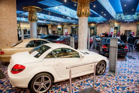 23 décembre 2012 : ouverture au public de la foire exposition des biens de la famille de l'ancien président Ben Ali mis en vente et aux enchères dans le casino au style égyptien de Gammarth, banlieue nord de Tunis. Voitures de luxes, Maybach, Mac Laren, Ferrari, Rolls Royce, Aston Martin, Lamborghini, Bijoux, Tableaux, tapis,  vétements, ...