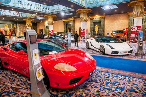 23 décembre 2012 : ouverture au public de la foire exposition des biens de la famille de l'ancien président Ben Ali mis en vente et aux enchères dans le casino au style égyptien de Gammarth, banlieue nord de Tunis. Voitures de luxes, Maybach, Mac Laren, Ferrari, Rolls Royce, Aston Martin, Lamborghini, Bijoux, Tableaux, tapis,  vétements, ...